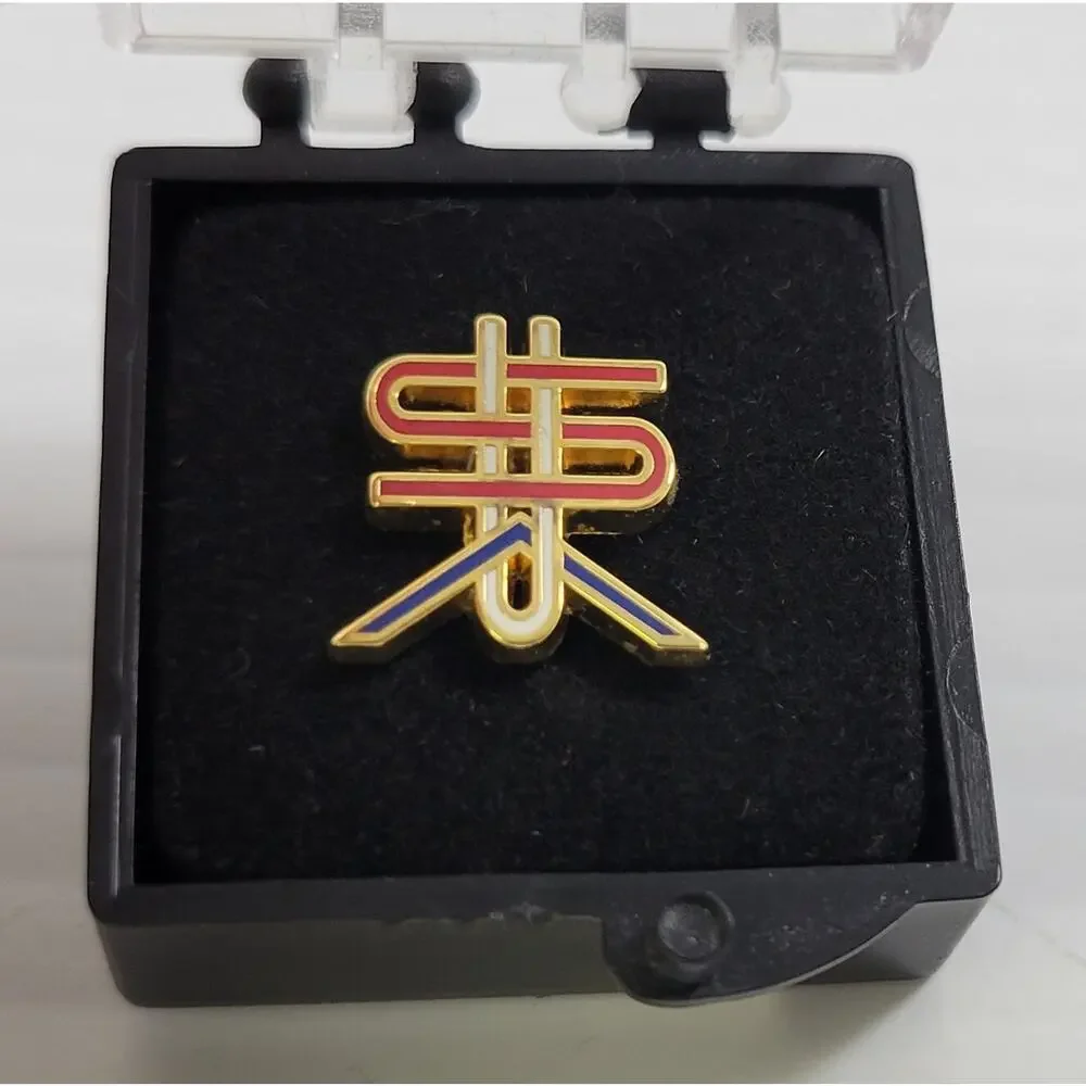 *B9) 2018 Michael Bierut Men's Vogue Magazine Politically Neutral USA Lapel Pin